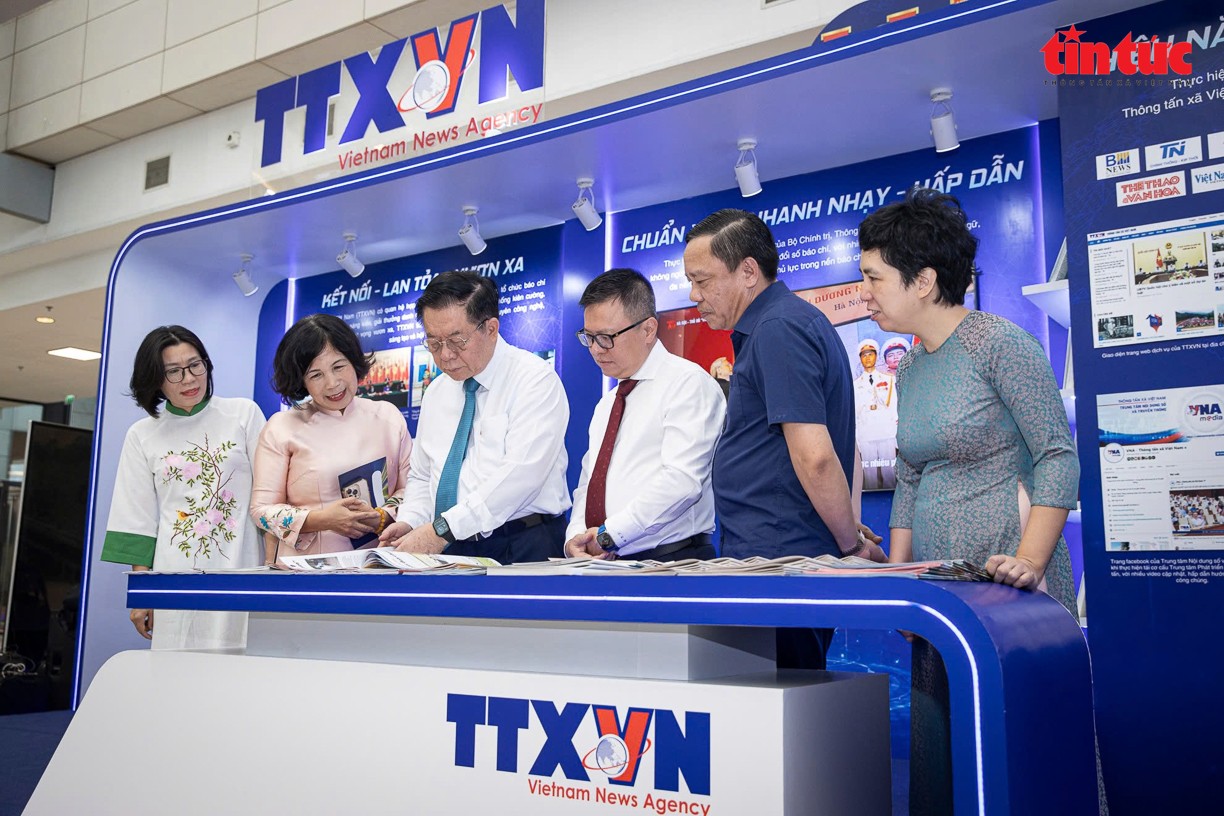 Các đại biểu tham quan gian trưng bày của Thông tấn xã Việt Nam tại Hội báo 2025.