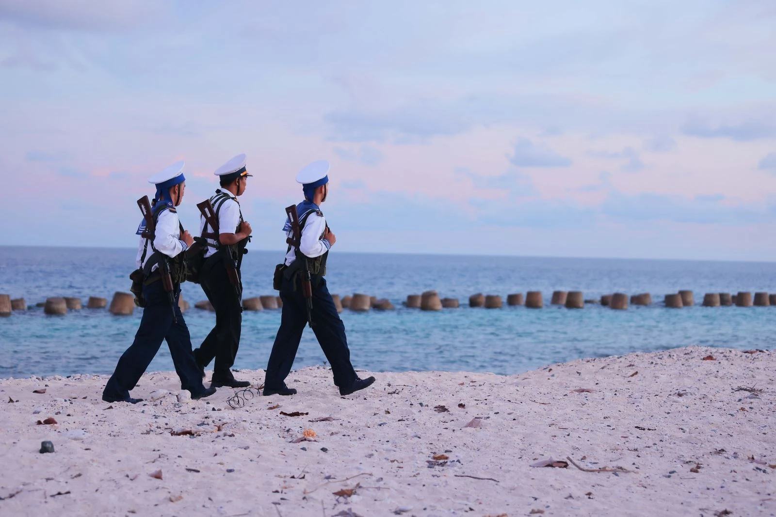 Vượt qua mọi khó khăn, các cán bộ, chiến sĩ quần đảo Trường Sa luôn thực hiện nghiêm việc tuần tra, sẵn sàng, chủ động trong mọi tình huống.