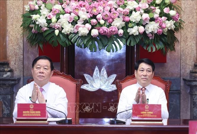 Chủ tịch nước Lương Cường và Trưởng Ban Tuyên giáo và Dân vận Trung ương Nguyễn Trọng Nghĩa dự buổi gặp mặt các nhà báo tiêu biểu toàn quốc. Chủ tịch nước Lương Cường và Trưởng Ban Tuyên giáo và Dân vận Trung ương Nguyễn Trọng Nghĩa dự buổi gặp mặt các nhà báo tiêu biểu toàn quốc.