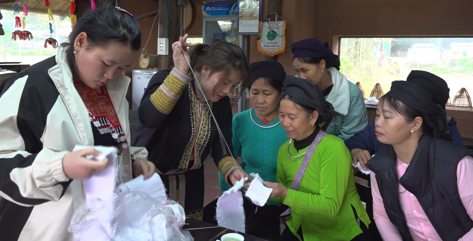 Thực hành thêu sản phẩm. dai-dien-cong-ty-thuc-hanh-theu-san-pham-de-hoi-vien-phu-nu-nghia-do-quan-sat-copy.jpg