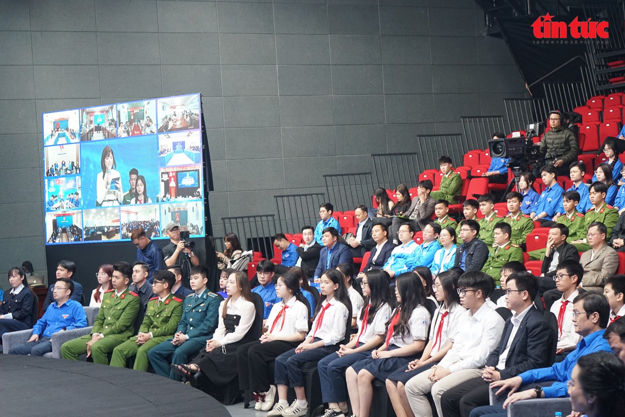 Đông đảo đoàn viên, thanh niên tham dự diễn đàn. Đông đảo đoàn viên, thanh niên tham dự diễn đàn.