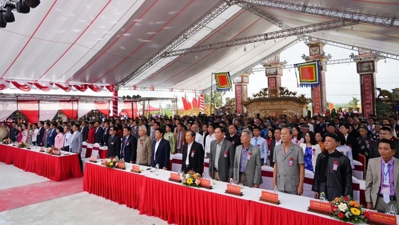 Lễ đón nhận danh hiệu Di sản văn hóa phi vật thể quốc gia Nghề làm bún Vân Cù tổ chức trang trọng tại Đình làng Vân Cù (xã Hương Toàn, thị xã Hương Trà)