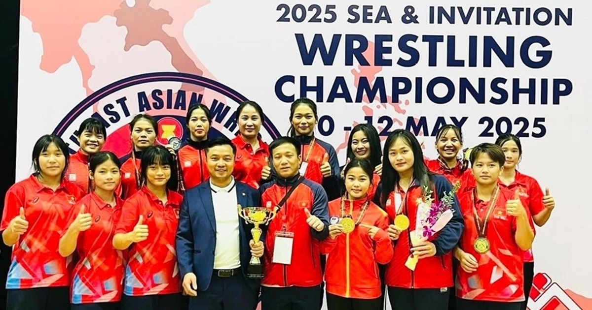 Các thành viên đội tuyển Vật Việt Nam cùng chiếc cúp khi giành vị trí nhất toàn đoàn. wrestler-2-copy-6079-4697.jpg