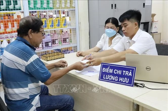 Chi trả lương hưu cho người hưởng bằng tiền mặt.