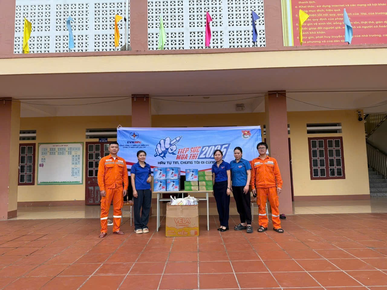 Trao quà cho các trường học trên địa bàn. tang-qua-truong-ptdtnt-thcsthpt-van-ban.jpg