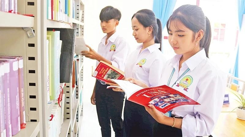 Học sinh Trường phổ thông dân tộc nội trú trung học cơ sở và phổ thông trung học huyện Tiểu Cần, tỉnh Trà Vinh đọc sách tại thư viện trường. (Ảnh minh họa: MINH KHỞI) dan-toc-1502-5266.jpg