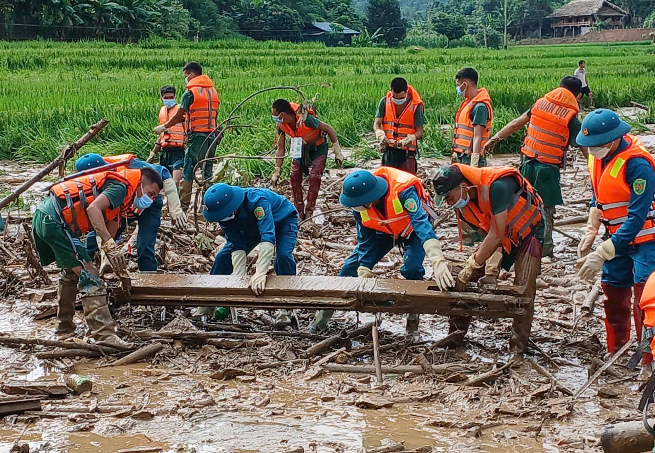Các lực lượng tham gia tìm kiếm nạn nhân mất tích tại thôn Làng Nủ, xã Phúc Khánh, huyện Bảo Yên tháng 9, năm 2024. a-3-5143-767.jpg
