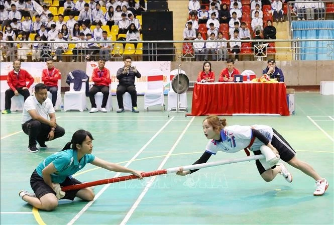 VĐV Triệu Bàn Tuyết Nhi, đội Bắc Giang (bên phải) và VĐV H Cư Niê của đội Đắc Nông tranh tài ở nội dung nữ 51kg. Ảnh: Trung Kiên/TTXVN