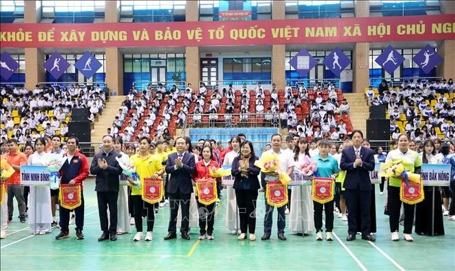 Ban Tổ chức tặng hoa và cờ lưu niệm cho các đoàn tham gia giải đấu. Ảnh: Trung Kiên/TTXVN