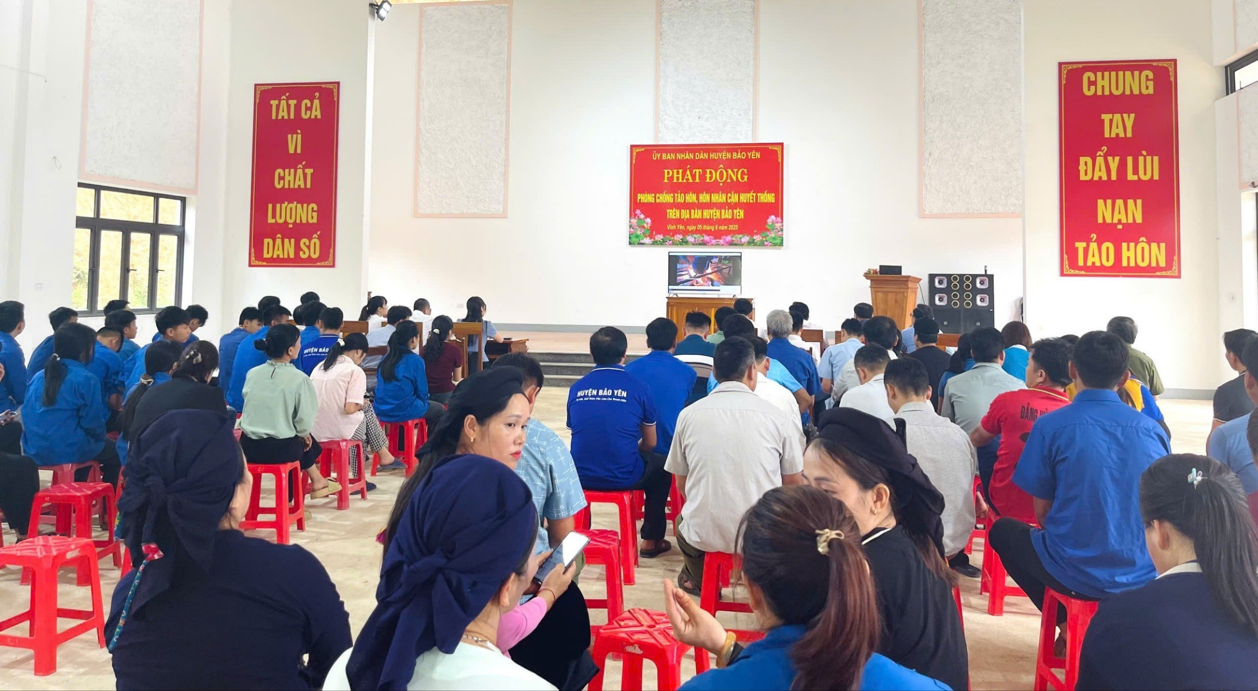 ទិដ្ឋភាពនៃពិធីសម្ពោធ។ cac-dai-bieu-theo-doi-phong-su-xoa-tao-hon-de-nang-cao-chat-luong-cuoc-song-1143.jpg