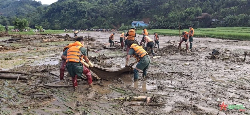 Đối mặt với muôn vàn khó khăn trong quá trình tìm kiếm cứu nạn, nhưng từng cán bộ, chiến sĩ Sư đoàn 316 luôn xác định: Phía trước là nhân dân.