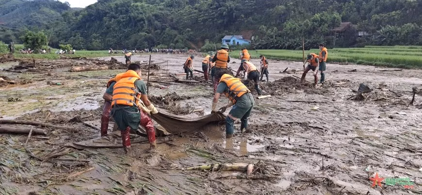 Đối mặt với muôn vàn khó khăn trong quá trình tìm kiếm cứu nạn, nhưng từng cán bộ, chiến sĩ Sư đoàn 316 luôn xác định: Phía trước là nhân dân.