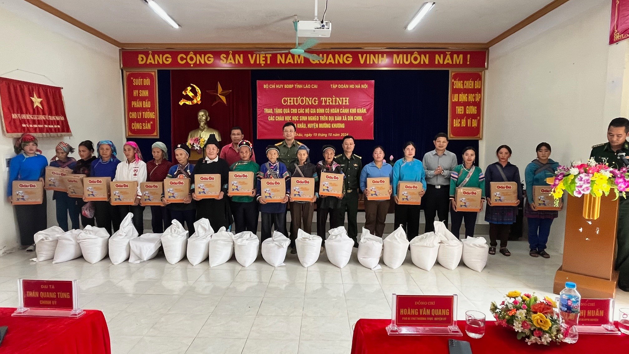 Nhân dân 2 xã Dìn Chin và Tả Gia Khâu nhận quà hỗ trợ từ các nhà hảo tâm. 7nhan-dan-2-xa-din-chin-va-ta-gia-khau-nhan-qua-ho-tro-tu-cac-nha-hao-tam-6674.jpg