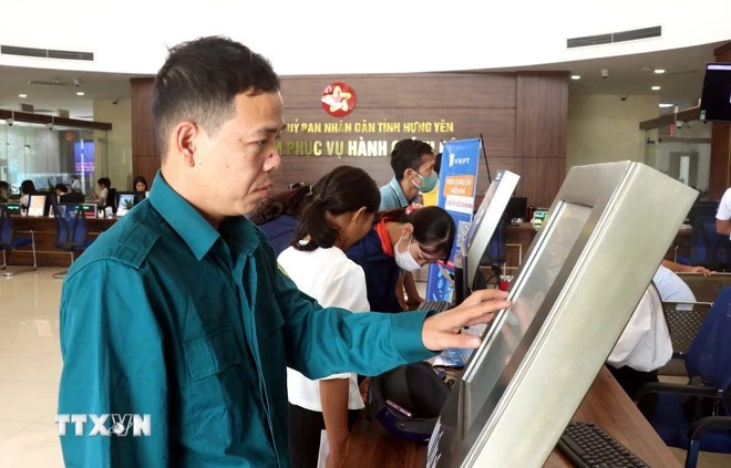 Người dân đến làm thủ tục hành chính tại Trung tâm Phục vụ hành chính công và Kiểm soát thủ tục hành chính tỉnh Hưng Yên.