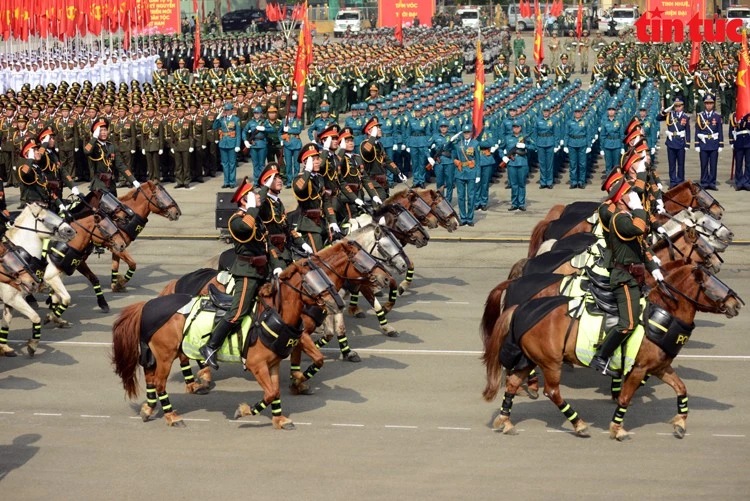 Khối cảnh sát cơ động kỵ binh tham gia đi qua lễ đài.