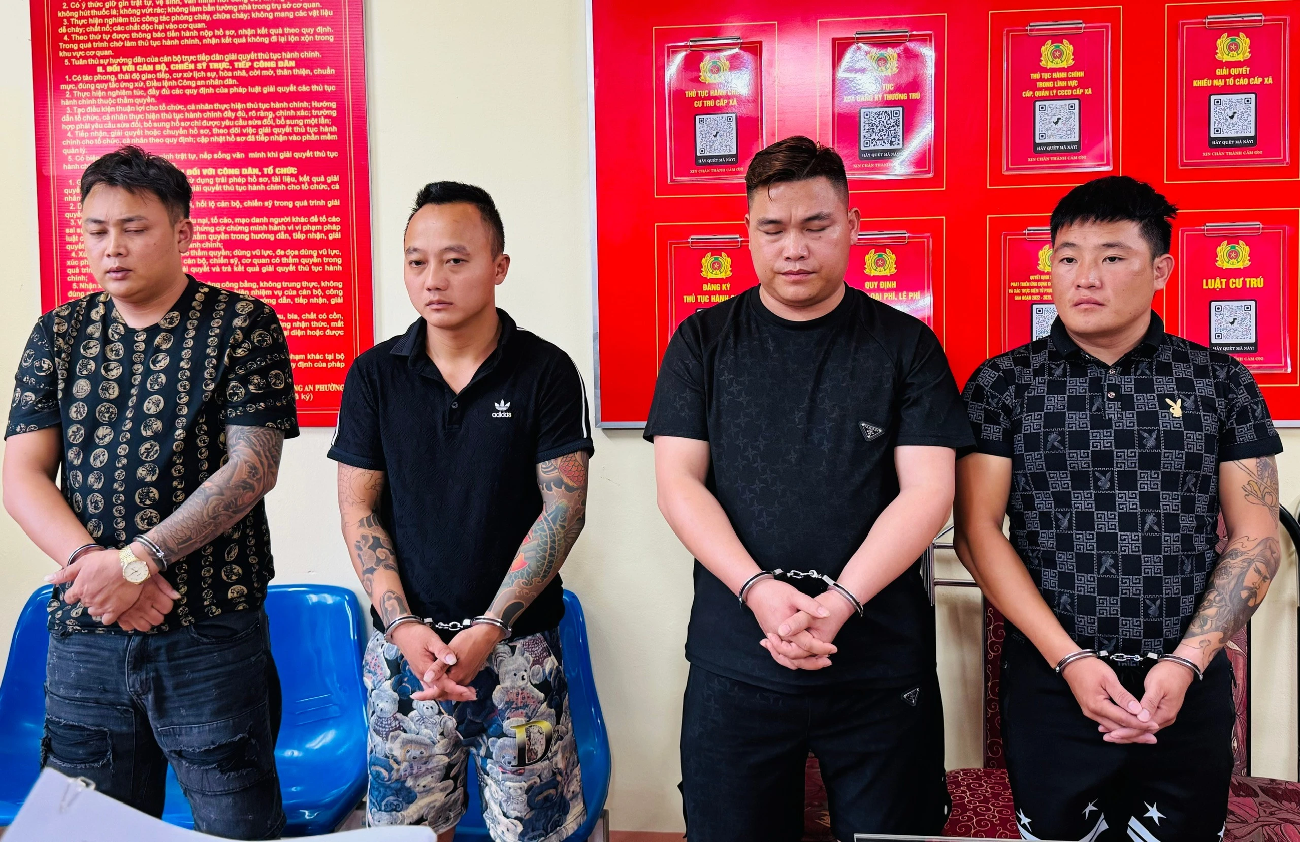 Ảnh 4. 4 đối tượng tại Cơ quan Công an.jpg