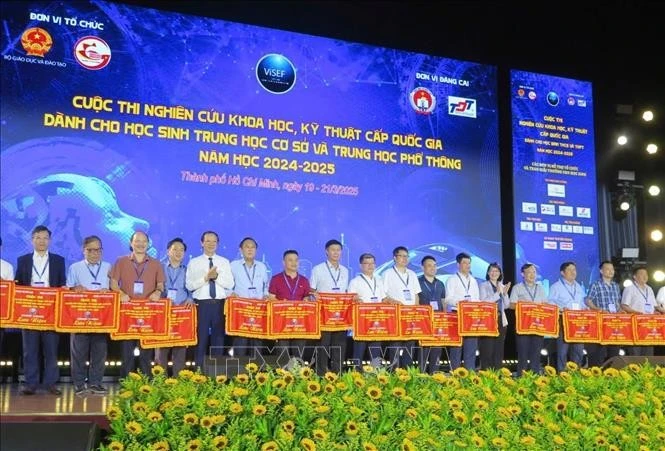 Đại diện Ban tổ chức trao cờ cho các đơn vị tham gia.