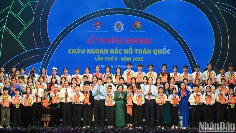 Chủ tịch nước Lương Cường và các đại biểu cùng các cháu thiếu nhi tiêu biểu tại Lễ tuyên dương cháu ngoan Bác Hồ toàn quốc lần thứ X-năm 2025. z6603259210337-58e569c8d26f60bd5d2c98db95827324-7381-1132-2033-5181.jpg