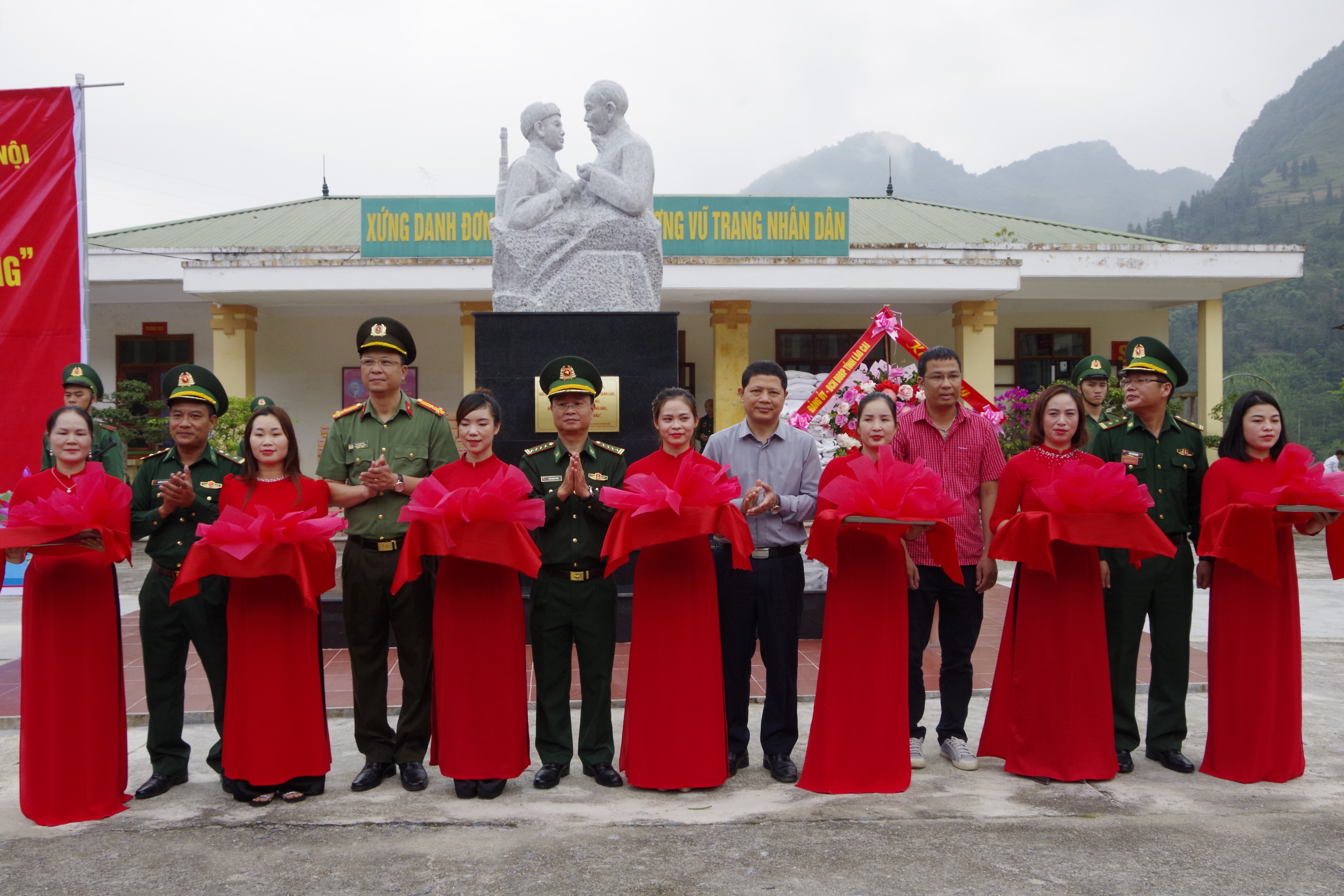 Các đại biểu cắt băng khánh thành tượng đài. 1cac-dai-bieu-cat-bang-khanh-thanh-tuong-dai-5648.jpg
