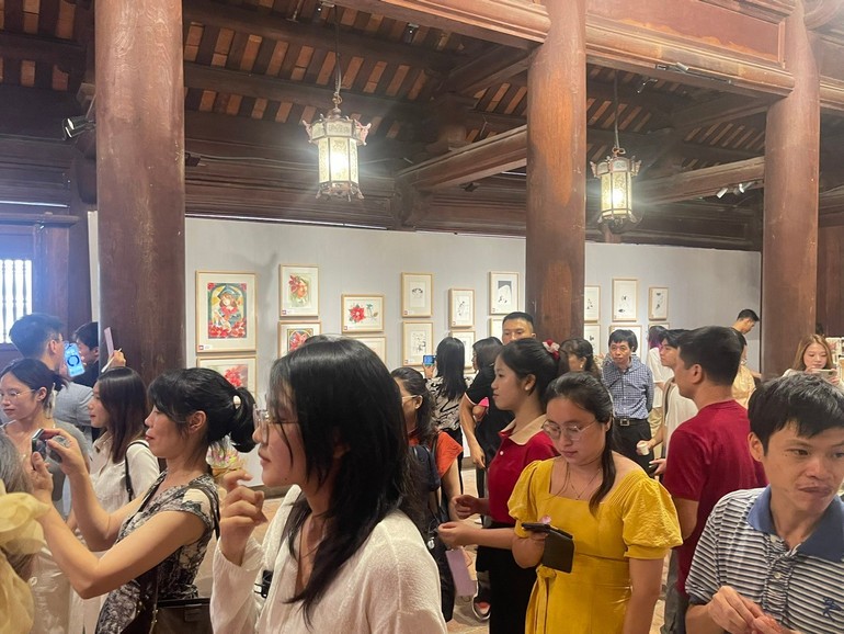 Выставку посетило множество людей и туристов. Đông đảo người dân và du khách tham quan triển lãm.