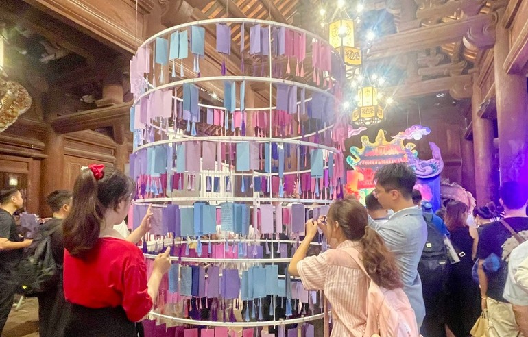 Учащиеся пишут свои желания на «Дереве желаний». Các bạn học sinh ghi những điều ước của mình lên "Cây điều ước".
