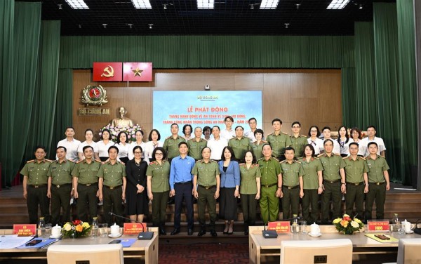 Thứ trưởng Đặng Hồng Đức và các đại biểu dự lễ phát động. Thứ trưởng Đặng Hồng Đức và các đại biểu dự lễ phát động.
