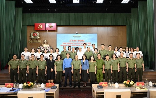 Thứ trưởng Đặng Hồng Đức và các đại biểu dự lễ phát động.