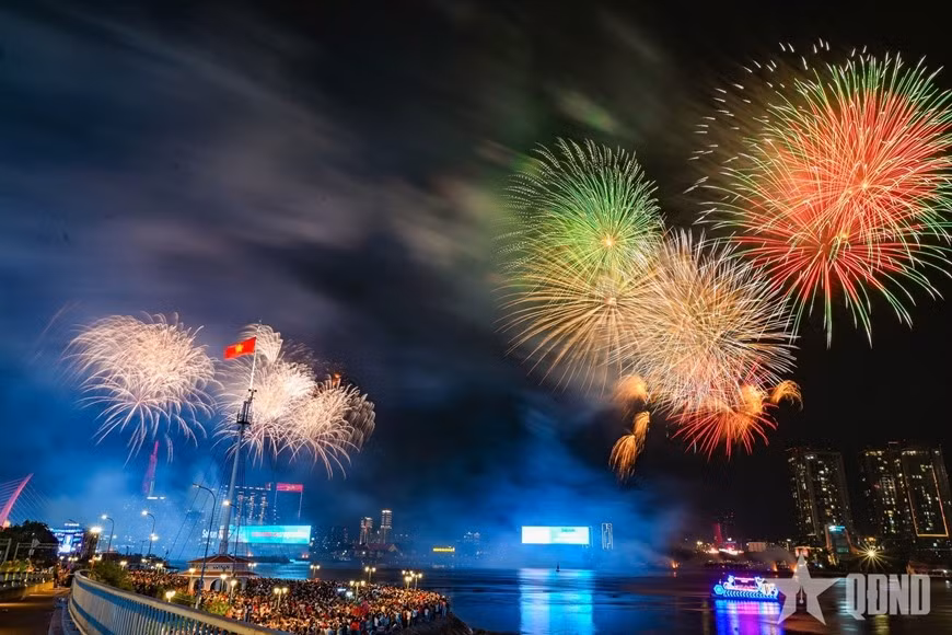 Từng đợt pháo hoa bung nở rực rỡ sáng cả bầu trời đêm khiến nhiều người dân vỡ hòa cảm xúc trong ngày kỷ niệm lịch sử 50 năm Ngày giải phóng miền Nam, thống nhất đất nước.