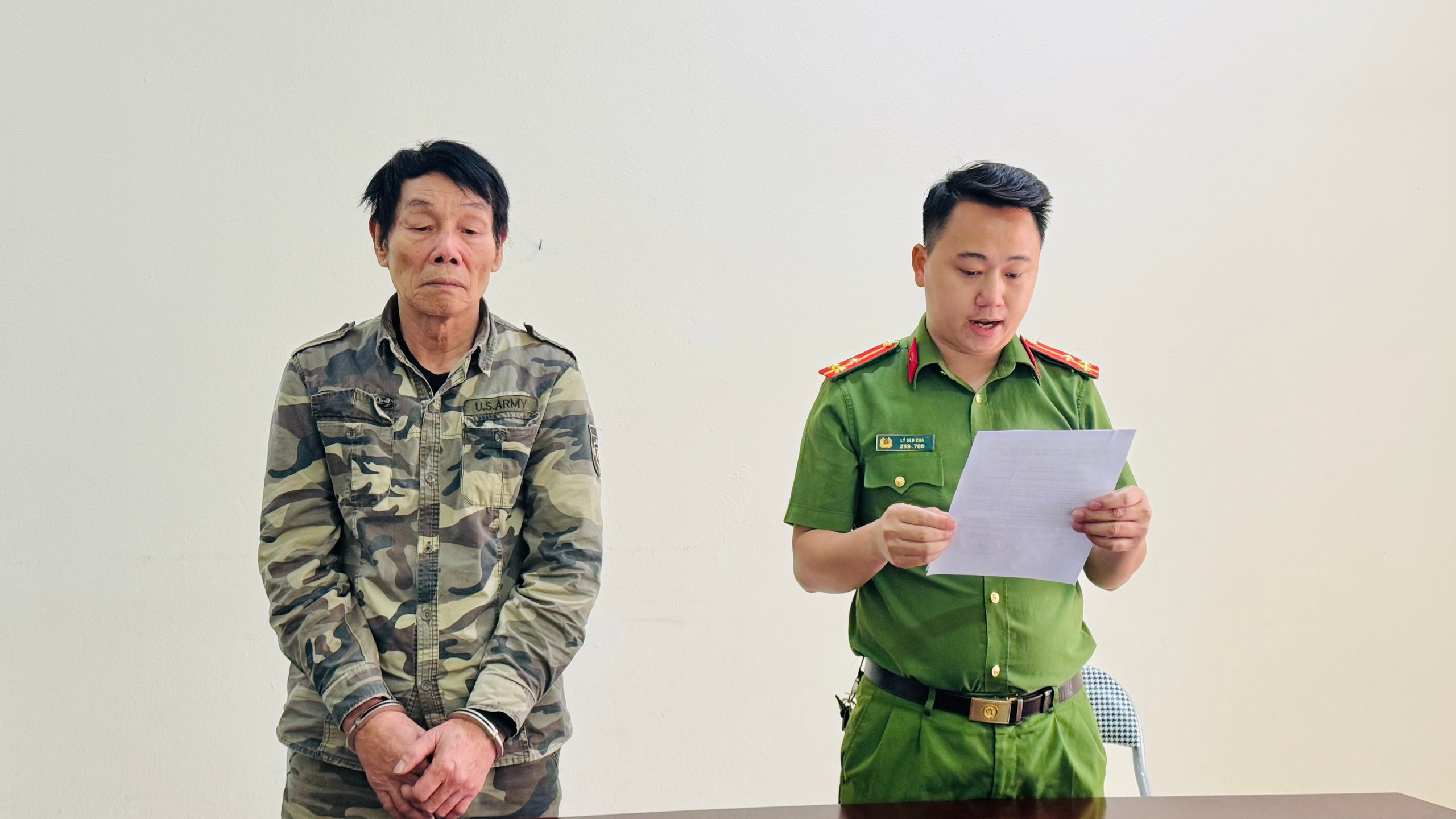 Cơ quan Cảnh sát điều tra Công an tỉnh Lào Cai thi hành lệnh bắt bị can để tạm giam đối với Trần Văn Y. anh-1-co-quan-canh-sat-dieu-tra-cong-an-tinh-lao-cai-thi-hanh-lenh-bat-bi-can-de-tam-giam-doi-voi-tran-van-y-2.jpg
