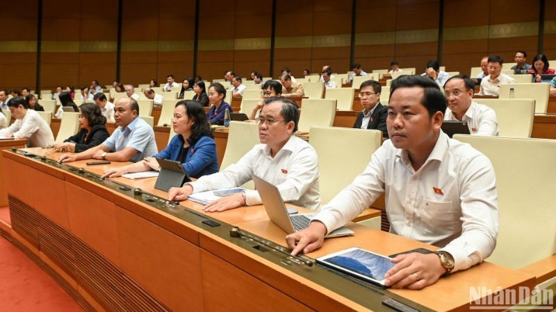 Các đại biểu Quốc hội biểu quyết thông qua Nghị quyết về bổ sung ngân sách chi thường xuyên (nguồn viện trợ không hoàn lại nước ngoài) năm 2025. bgp-2946-7724-2994-8670-4451.jpg