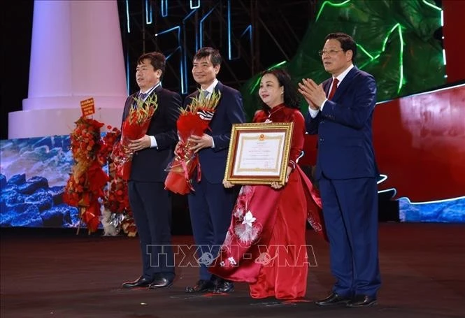 Đồng chí Phan Đình Trạc, Ủy viên Bộ Chính trị, Bí thư Trung ương Đảng, Trưởng Ban Nội chính Trung ương trao Huân chương Lao động hạng Nhất tặng Đảng bộ, chính quyền và Nhân dân tỉnh Phú Yên. Ảnh: Xuân Triệu/TTXVN