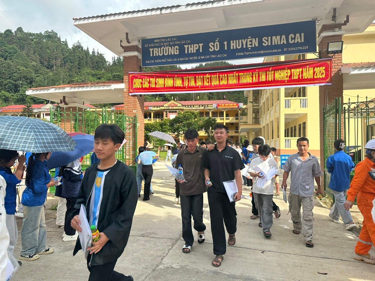 Thí sinh hoàn thành ngày thi thứ nhất. Thí sinh hoàn thành ngày thi thứ nhất.