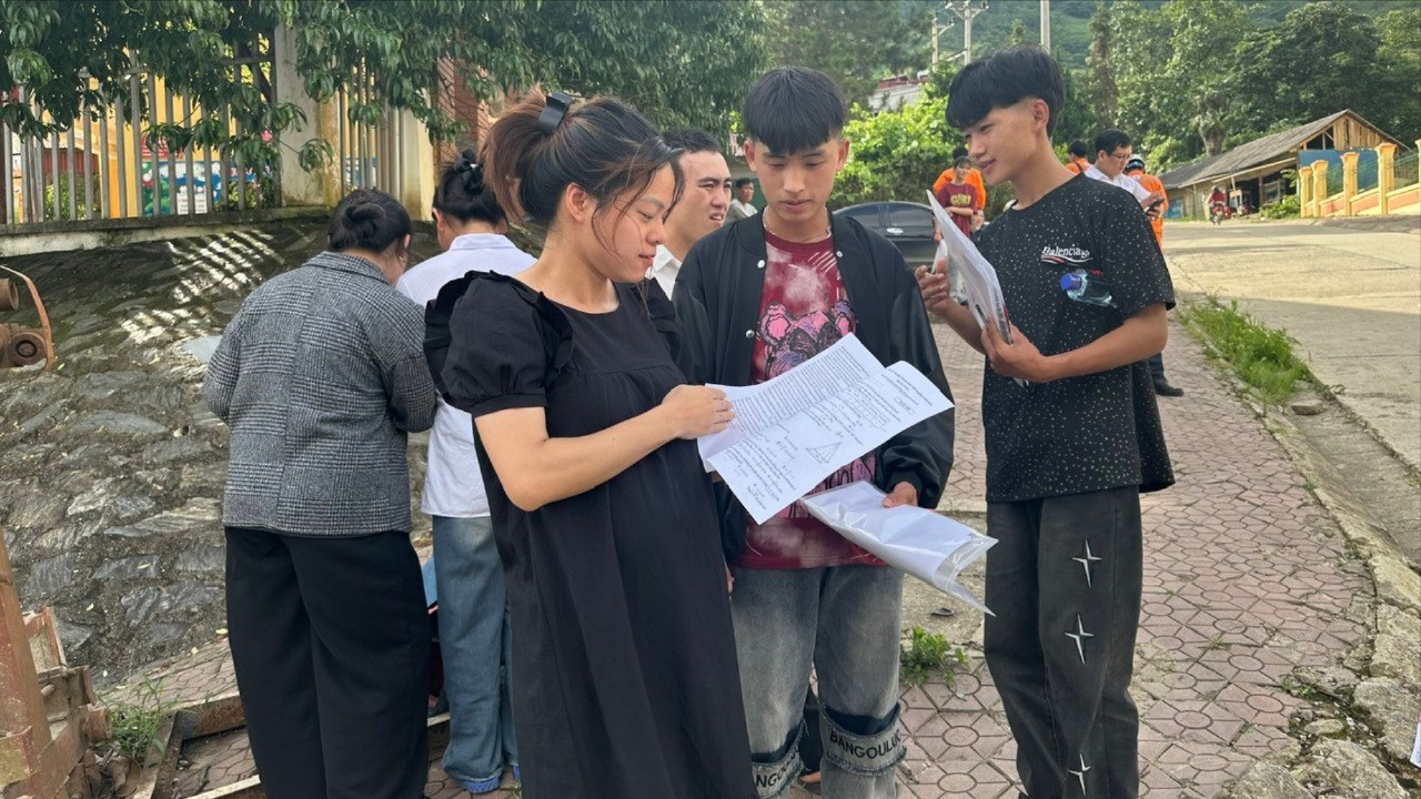 Các thí sinh trao đổi về đề thi sau khi hoàn thành môn thi. z6744915382576-eacc15f7a3742f855fc84b8332c69e25-1646.jpg