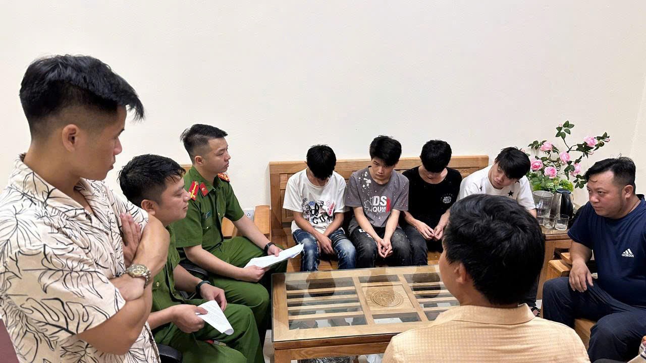 Các em học sinh được đưa về địa phương an toàn và bàn giao cho người thân. luc-luong-cong-an-xa-tuyen-truyen-giai-thich-cho-cac-em-hoc-sinh-ve-nhung-nguy-hai-khi-nghe-theo-nhung-loi-du-do-tren-mang-xa-hoi.jpg