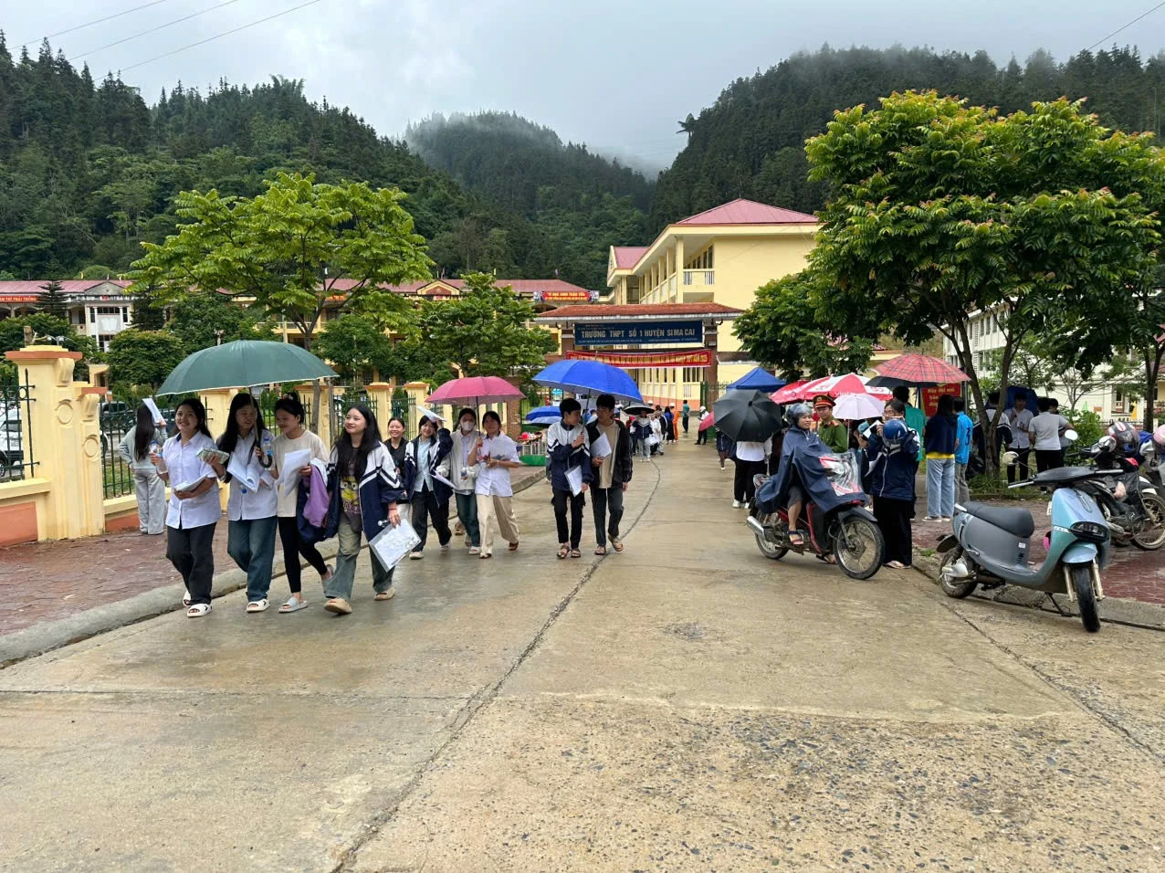 Các thí sinh hoàn thành môn thi đầu tiên.