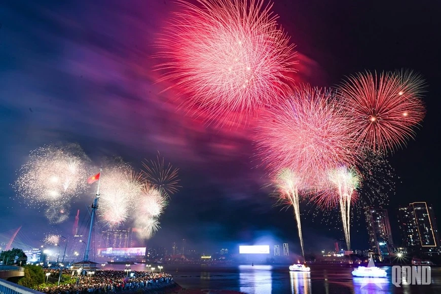 Sắc màu pháo hoa bừng lên khí thế tự hào và niềm tin vào một tương lai tươi sáng.