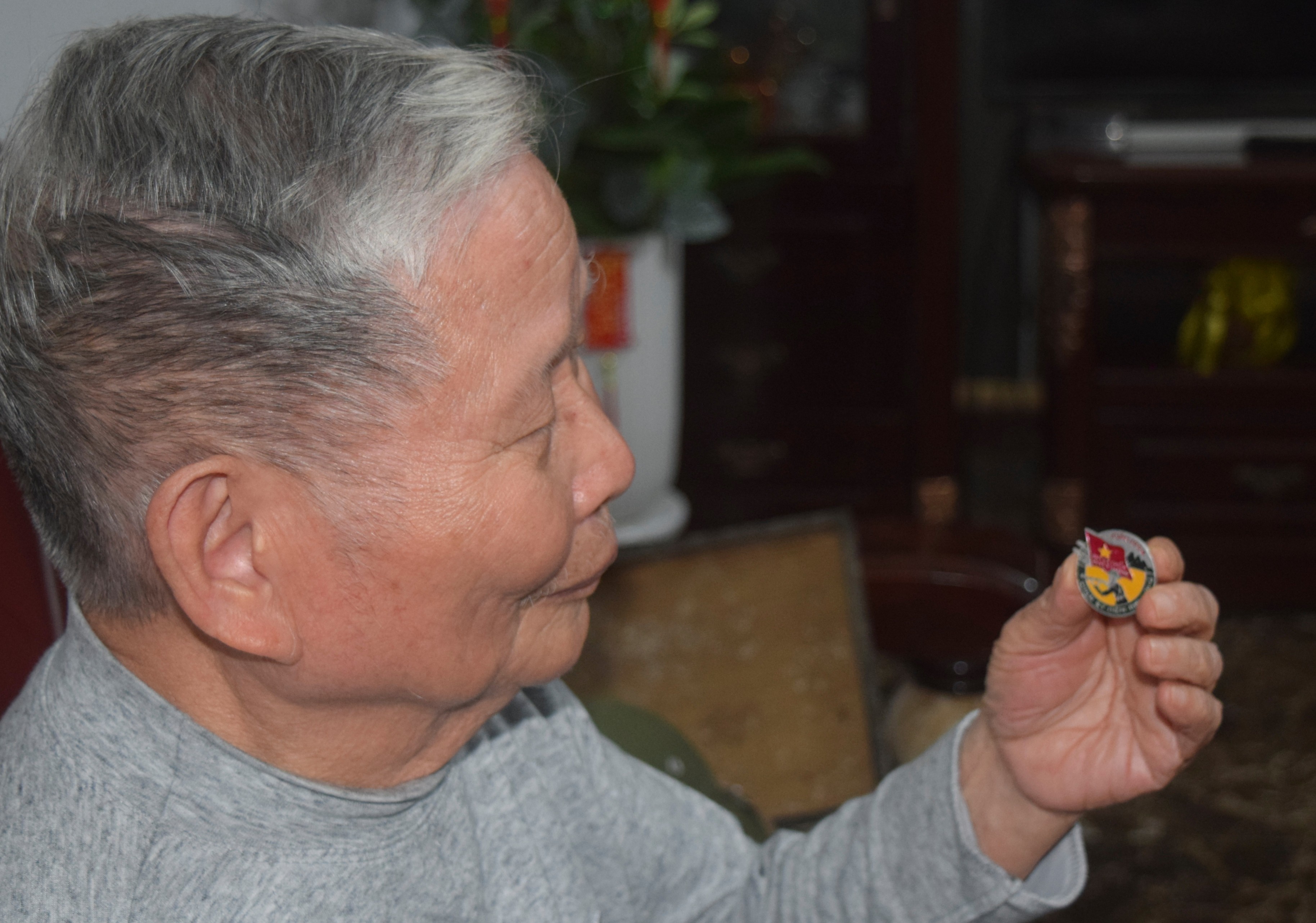 Ông Sáu khoe tấm Huy hiệu Chiến sĩ Điện Biên. dsc0047.jpg