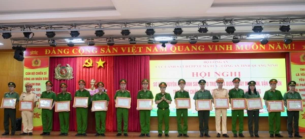 Thứ trưởng Nguyễn Văn Long trao Bằng khen của Bộ Công an cho các tập thể, cá nhân có thành tích xuất sắc trong quá trình đấu tranh chuyên án.