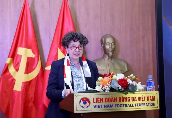 Bà Helga Margarete Barth - Đại sứ CHLB Đức tại Việt Nam phát biểu trong lễ ký kết hợp tác giữa VFF và Bundesliga.