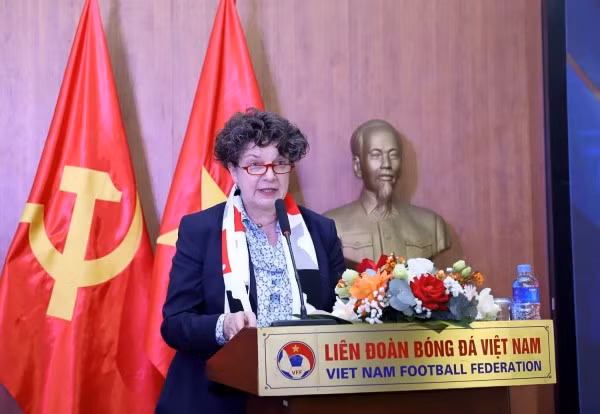 Bà Helga Margarete Barth - Đại sứ CHLB Đức tại Việt Nam phát biểu trong lễ ký kết hợp tác giữa VFF và Bundesliga.