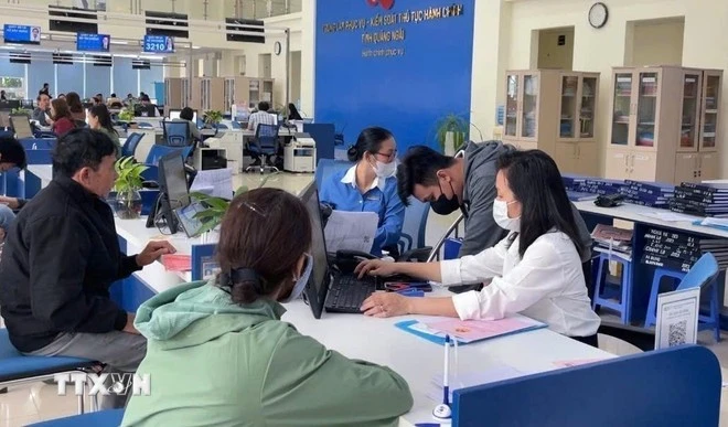 Cán bộ Trung tâm Phục vụ-Kiểm soát thủ tục hành chính tỉnh Quảng Ngãi hướng dẫn trực tiếp người dân đến làm thủ tục hành chính.