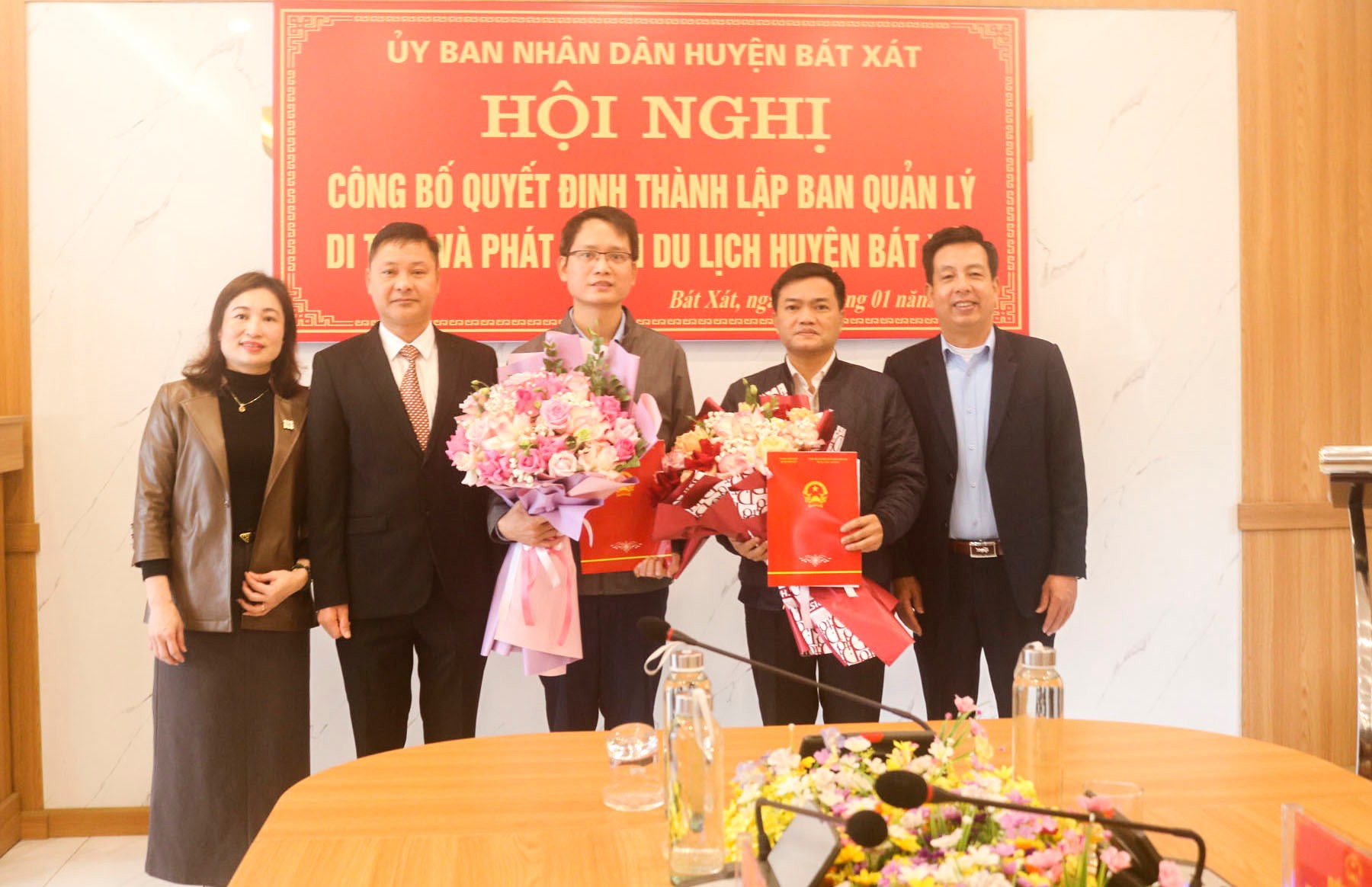 Trao Quyết định bổ nhiệm Trưởng Ban, Phó Trưởng Ban Quản lý và Phát triển du lịch huyện Bát Xát. trao-quet-dinh-bo-nhiem-truong-ban-pho-truong-ban-quan-ly.jpg