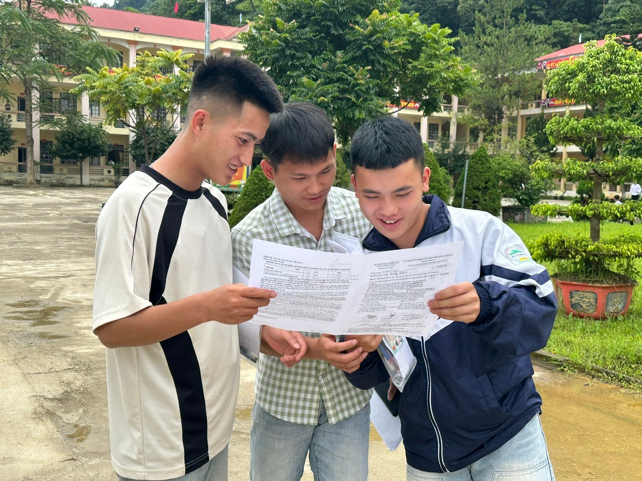 Thí sinh tranh thủ trao đổi nội dung đề thi. Thí sinh tranh thủ trao đổi nội dung đề thi.