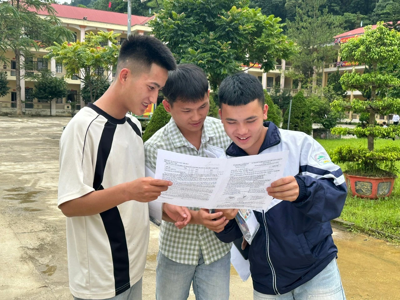 Thí sinh tranh thủ trao đổi nội dung đề thi.