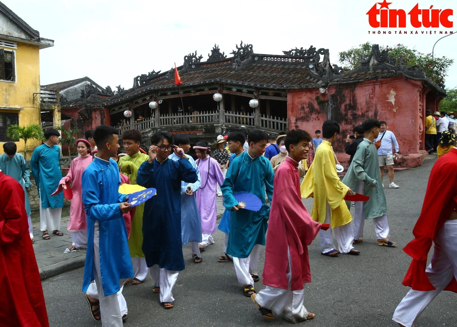 Chùa Cầu Hội An là biểu tượng hơn 400 năm tuổi nằm ở trung tâm phố cổ Hội An. Công trình kiến trúc độc đáo là biểu tượng của sự hòa hợp và giao lưu văn hóa giữa Việt Nam, Nhật Bản và Trung Quốc.