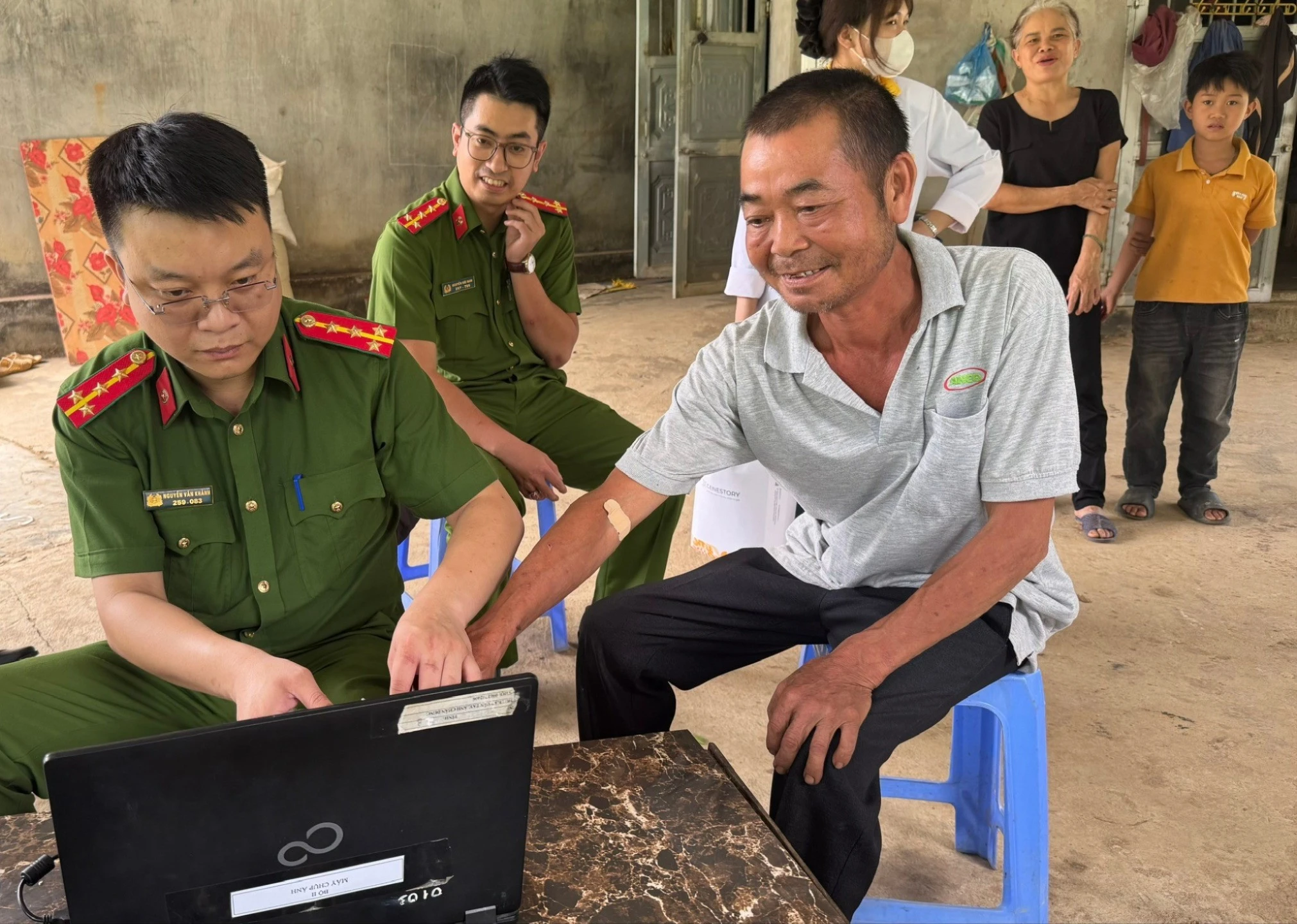 anh-2-thu-thap-thong-tin-va-du-lieu-tung-than-nhan-liet-si-tren-dia-ban-8-6876.jpg