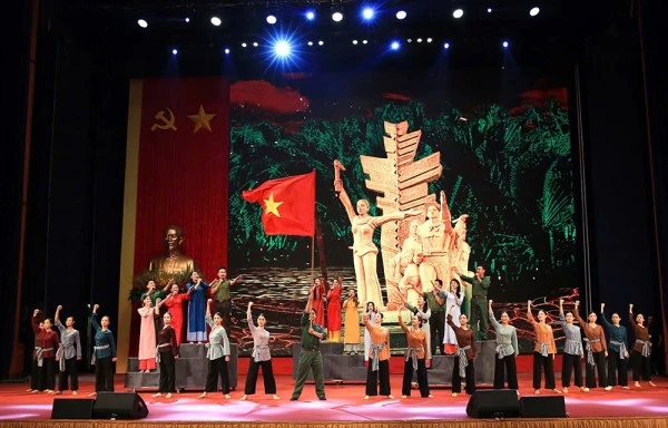 Chương trình nghệ thuật tái hiện lại những thời điểm lịch sử chuyển học sinh, thiếu nhi miền Nam ra Bắc học tập.