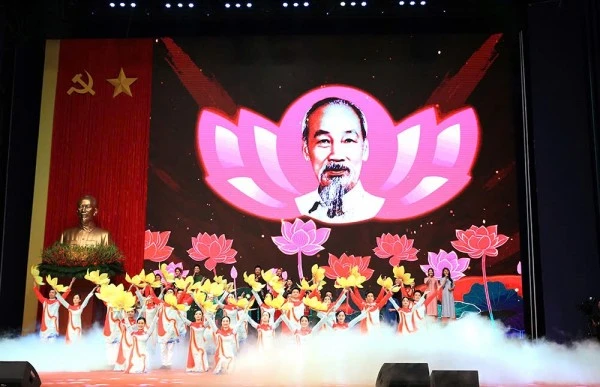 Mở đầu lễ kỷ niệm là chương trình nghệ thuật đặc sắc tưởng nhớ công lao trời biển của Bác Hồ.