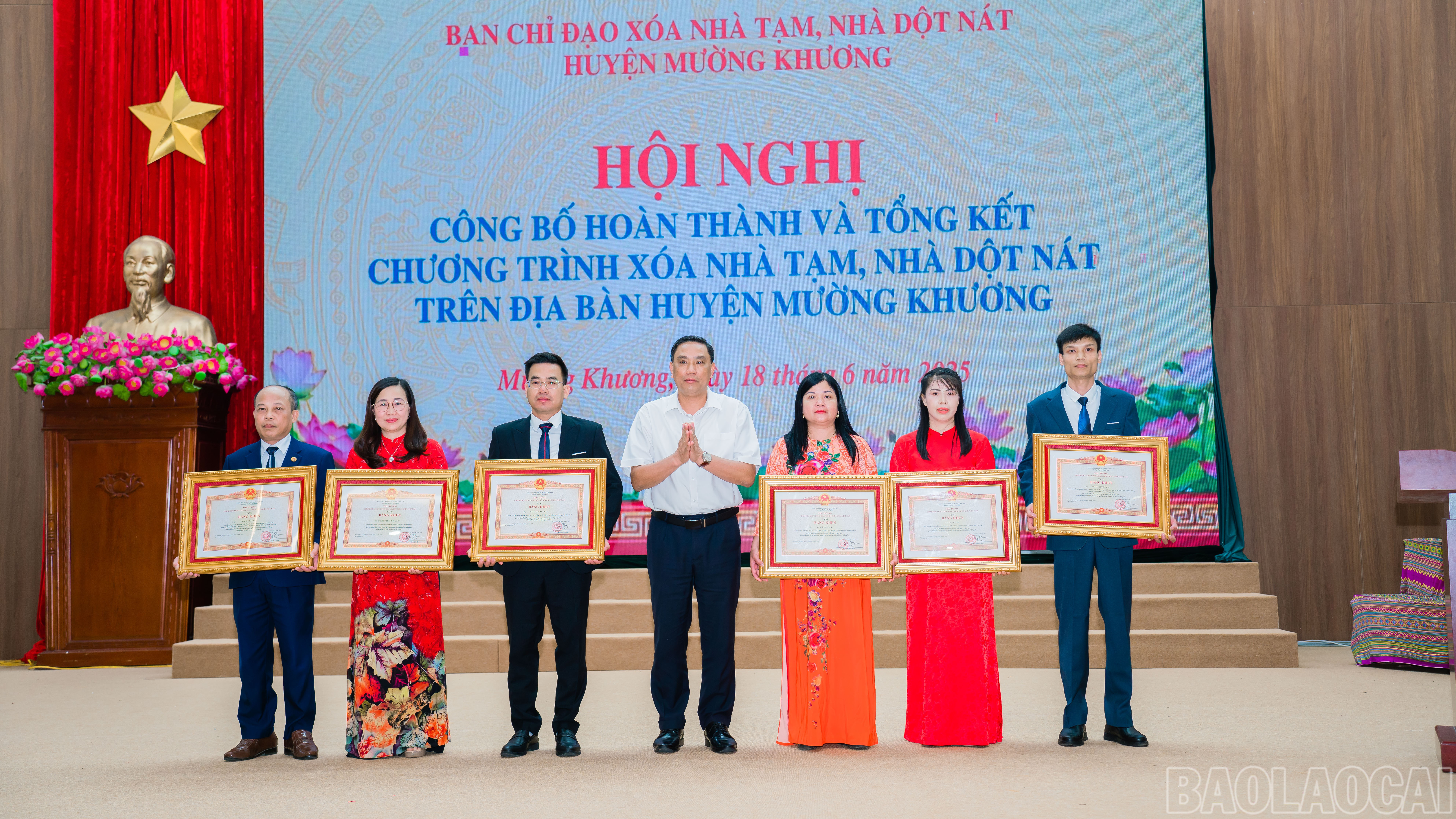 Trao Bằng khen của Thủ tướng Chính phủ cho các cá nhân vì có thành tích trong công tác, góp phần vào sự nghiệp xây dựng chủ nghĩa xã hội và bảo vệ Tổ quốc. baolaocai-br_dsc02740.jpg