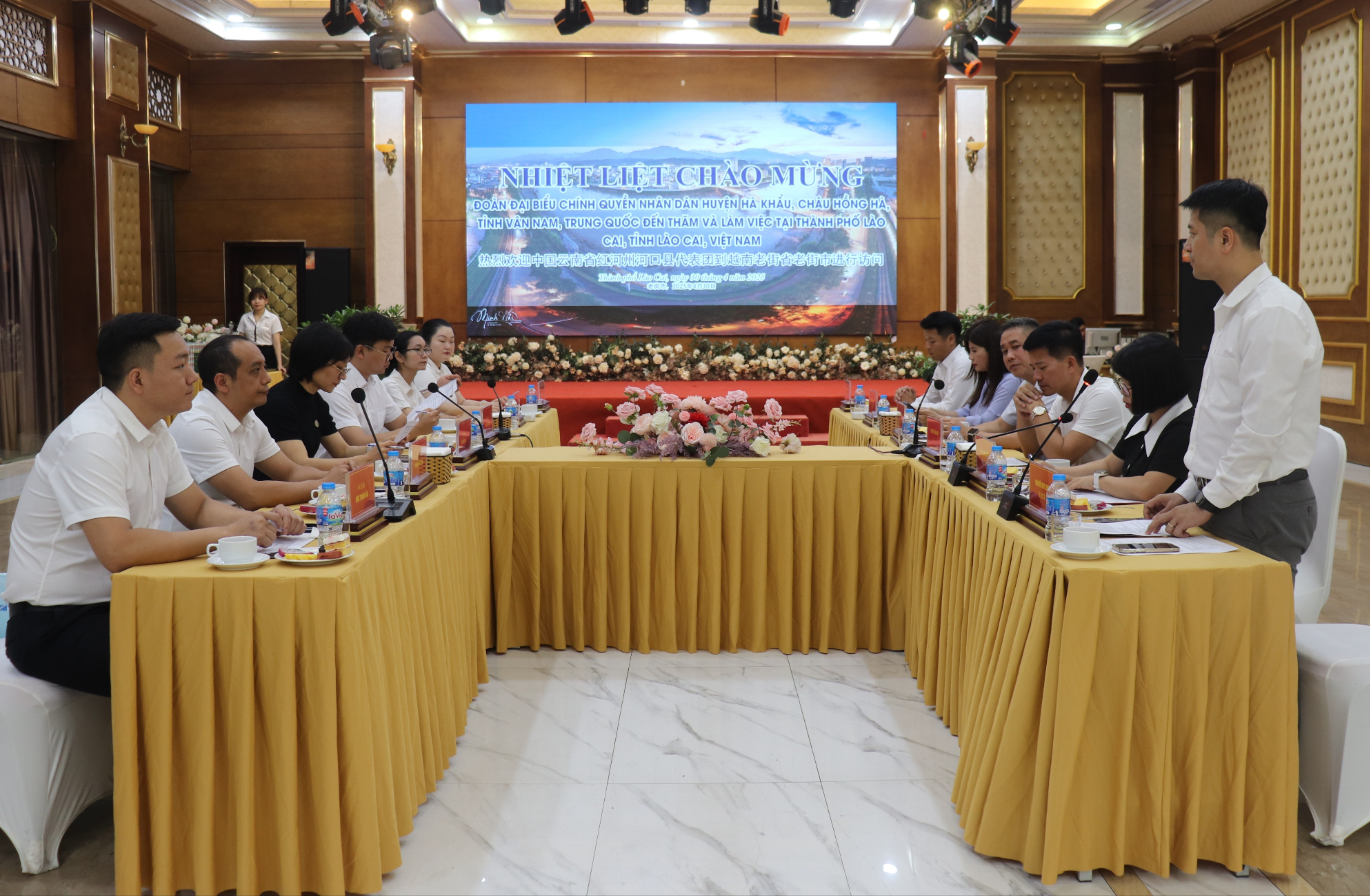 Quang cảnh buổi tiếp xã giao. img-1025-156.jpg